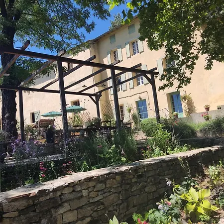 Les Houstalous Bed & Breakfast